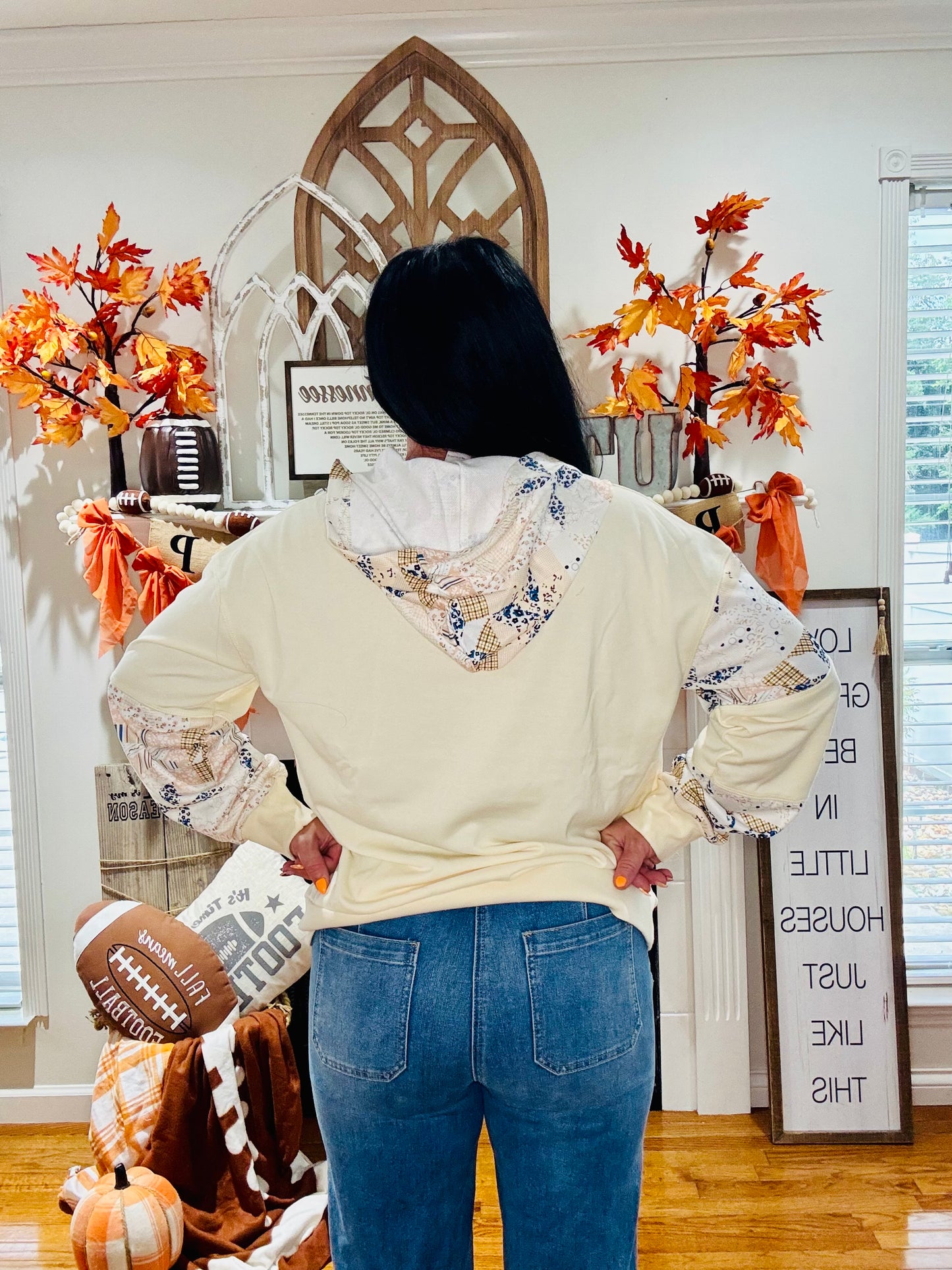 Beige Western Geo Pattern Patchwork
Hoodie with Kangaroo Pocket